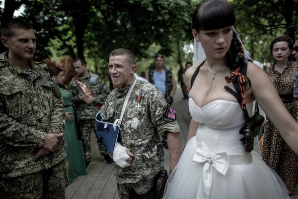 Боец народного ополчения с позывным Моторола и его супруга Елена после бракосочетания в ЗАГСе города Донецка