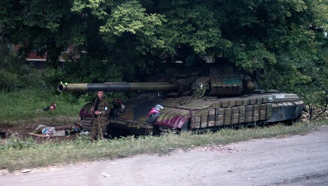 Боец ополчения возле танка в Донецкой области. Архивное фото