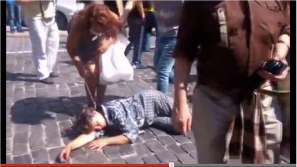 Кадр из видео Активисты Майдана сорвали украшения с потерявшей сознание женщины