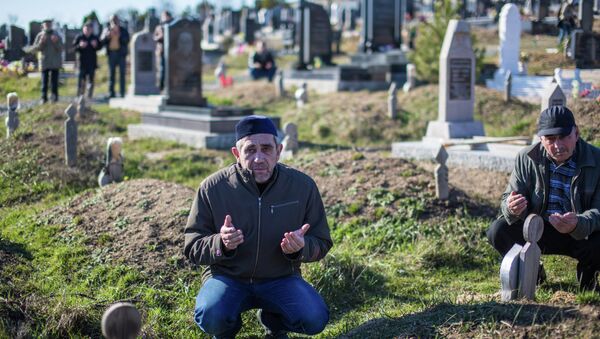 Традиционные похороны крымских татар на мусульманском кладбище Абдал в Симферополе