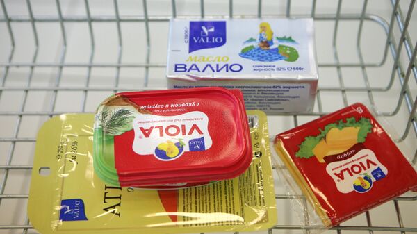 Плавленный сыр Виола марки Валио на прилавке в магазине. Архивное фото.