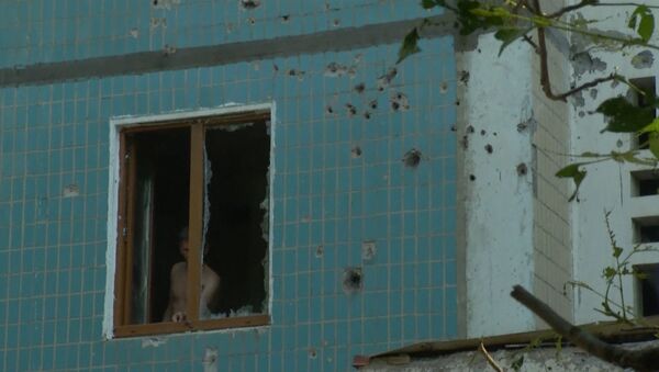 Донецк после обстрела: испуганные жители, выбитые окна и дыры в домах