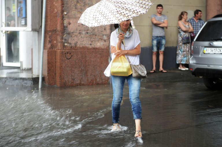 Женщина на Тверской улице во время ливня