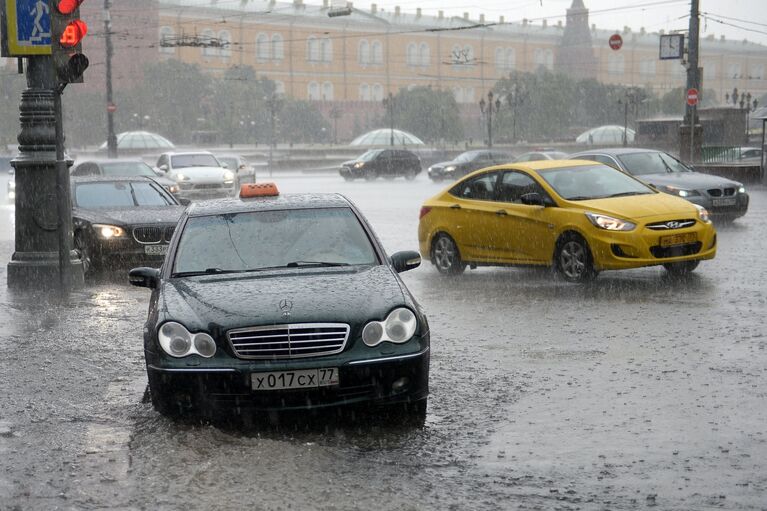 Автомобили на Тверской улице в Москве во время ливня