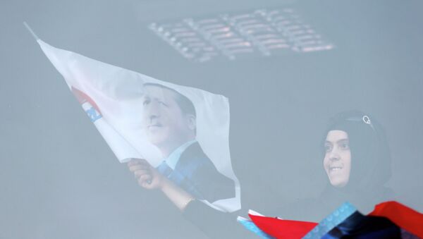 Сторонница премьер-министра Турции Тайипа Эрдогана накануне президентских выборов