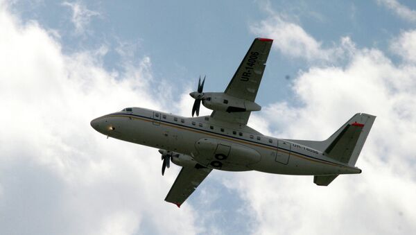 Самолет Ан-140 в небе. Архивное фото