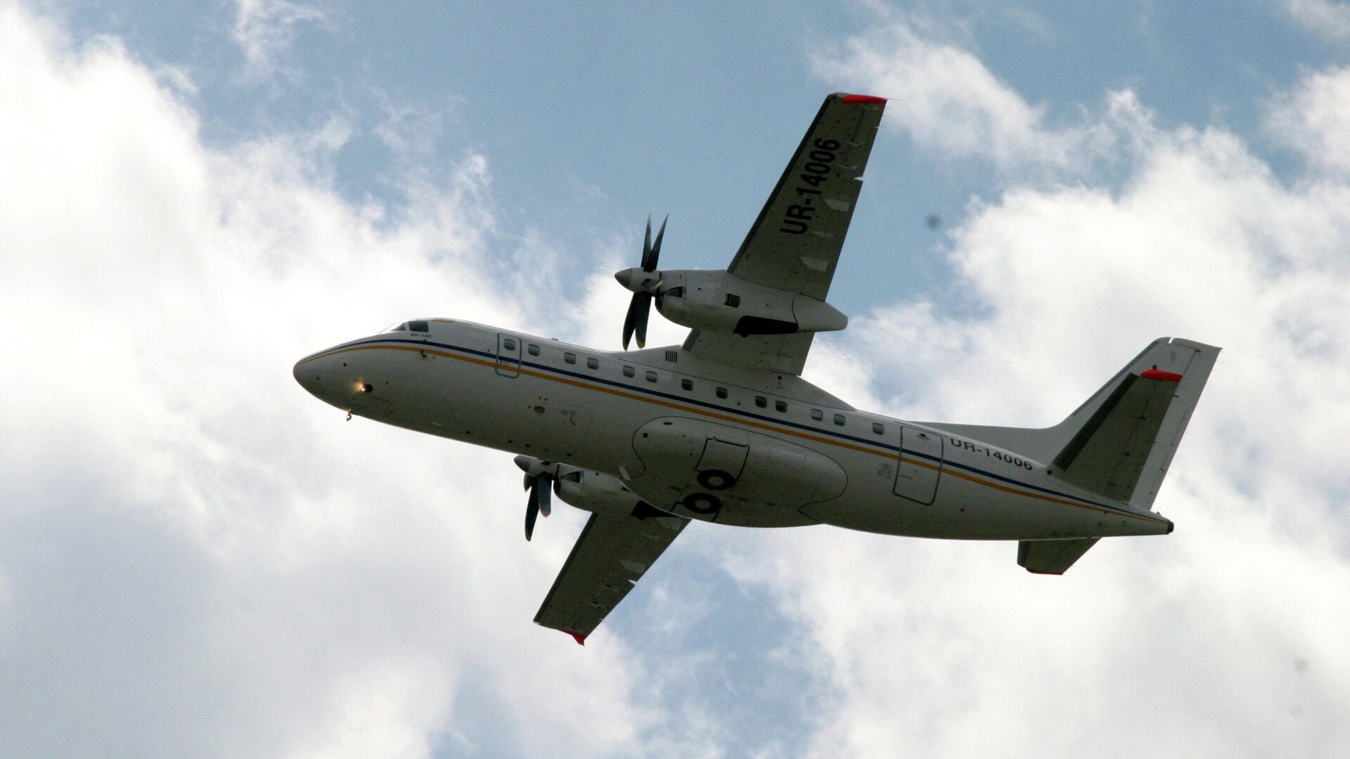 Самолет Ан-140 в небе - РИА Новости, 1920, 05.05.2023