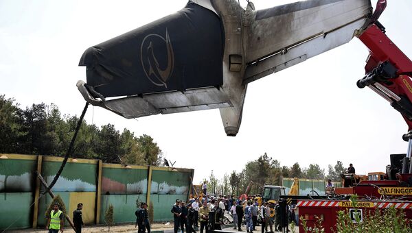 Работы на месте падения самолета Taban Airlines в Иране