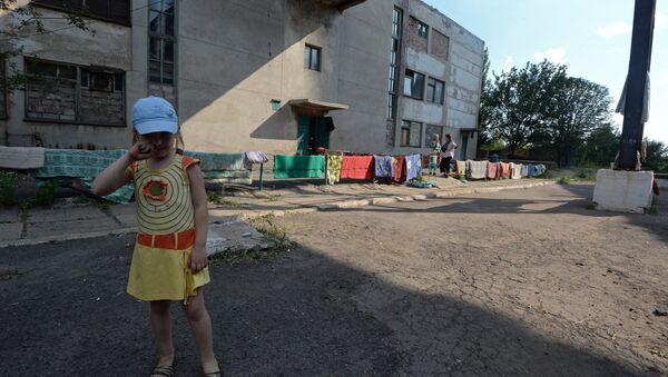 Девочка у бомбоубежища в городе Горловке в Донецкой области