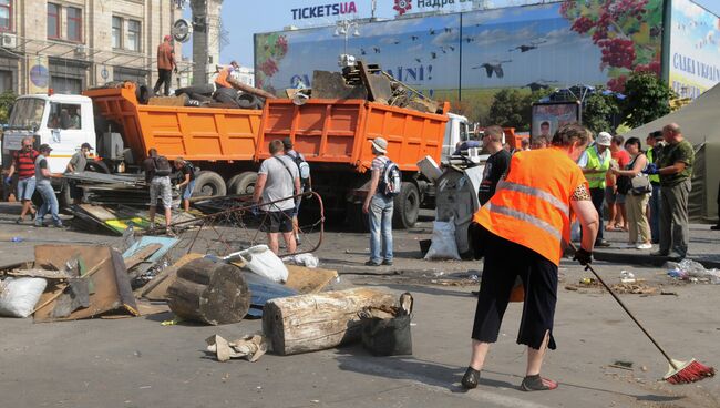 Уборка баррикад на Майдане в Киеве. Архивное фото