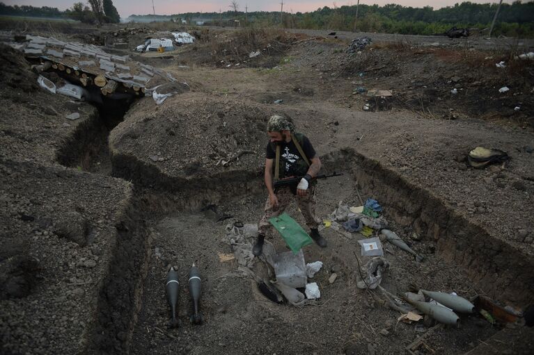 Ополченец Луганской народной республики на КПП Должанский