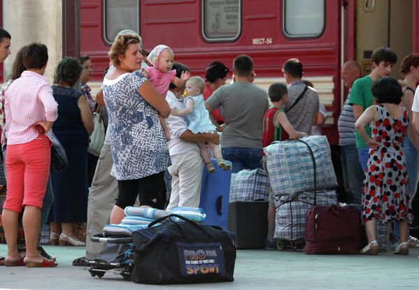 Пассажиры ждут посадки на поезд уезжающий в Москву