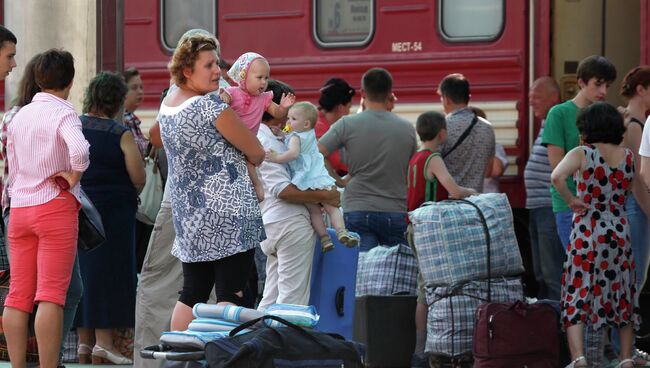 Пассажиры ждут посадки на поезд уезжающий в Москву