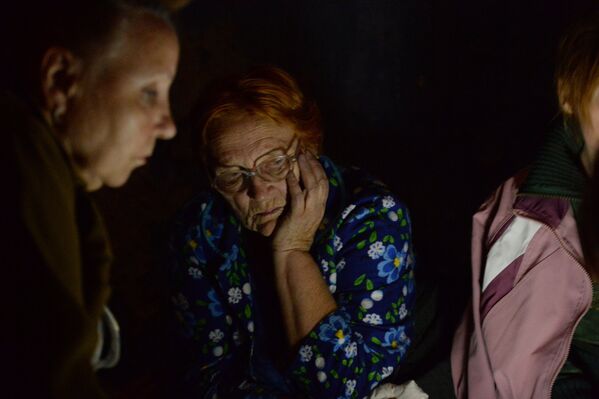 Жители Донецка в подвале больницы во время обстрела города украинской армией