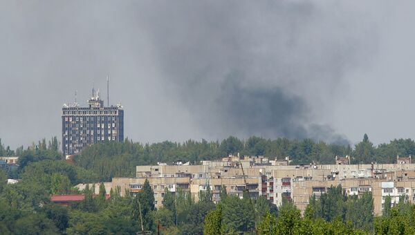 Дым над жилыми кварталами Донецка после обстрела украинской армией