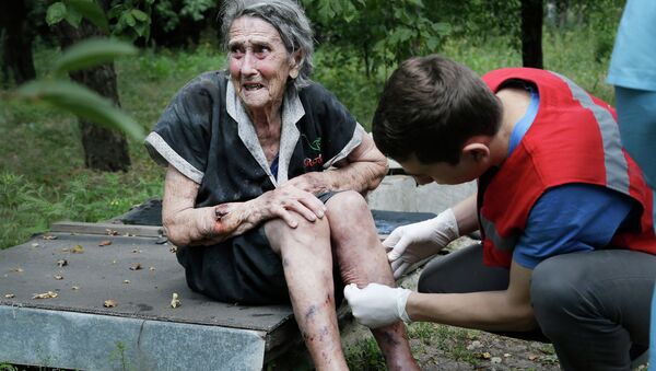 Санитар обрабатывает раны пожилой женщине. Архивное фото