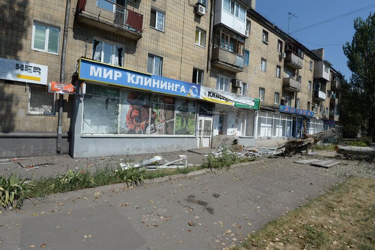 Жилой дом, пострадавший во время обстрела города украинской армией в Донецке