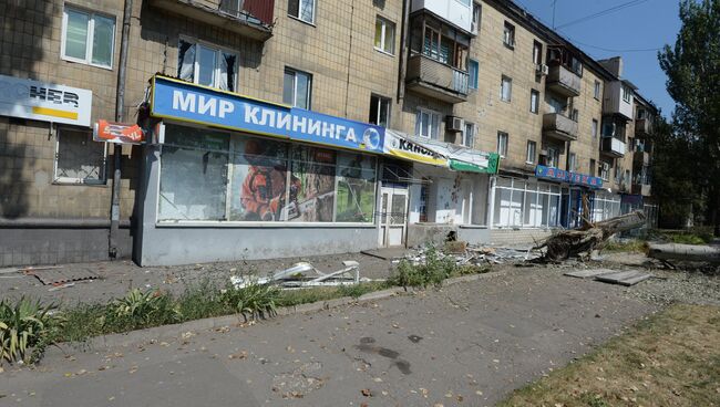 Жилой дом, пострадавший во время обстрела города украинской армией в Донецке