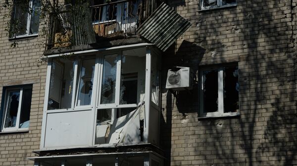 Жилой дом, пострадавший во время обстрела города украинской армией в Донецке. Архивное фото