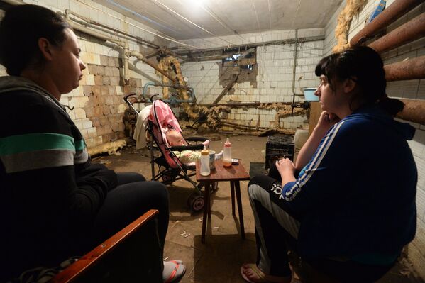 Семья пережидает обстрел в подвале дома в Донецке
