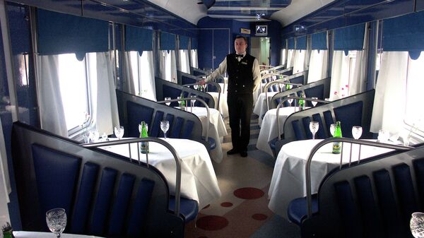 В вагоне-ресторане поезда