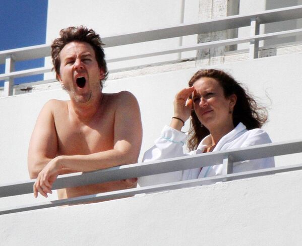 Американский актер Эдвард Нортон и его подруга, продюсер Шона Робертсон на балконе в отеле в Майами