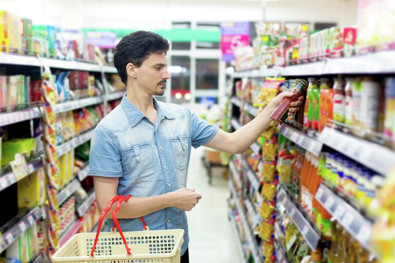 Мужчина выбирает продукты в магазине