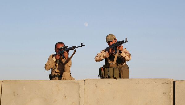 Курдские боевики во время авиаудара по силам Исламского государства. Архивное фото