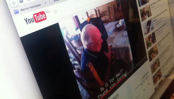 Кадр из ролика на сайте YouTube, в котором пожилой голландец получает в подарок от своей семьи щенка
