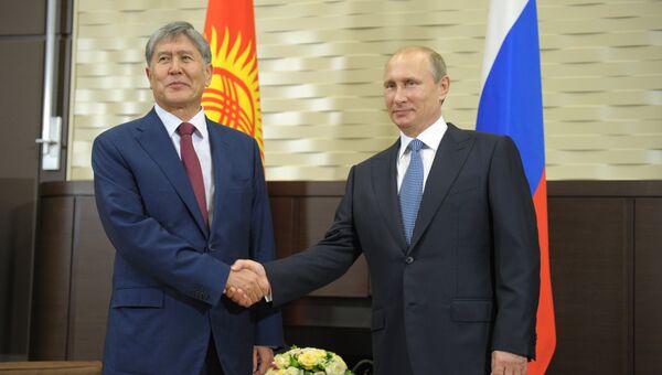 Президент России Владимир Путин (справа) и президент Киргизии Алмазбек Атамбаев. Архивное фото