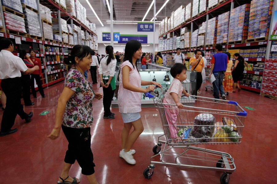 Покупатели в магазине Walmart в Гуанчжоу, Китай