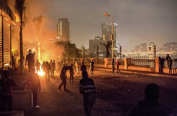Столкновения участников акций протеста с полицией на набережной Нила возле площади Тахрир в Каире