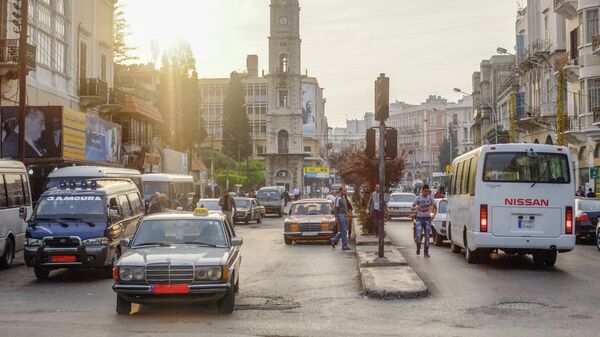 Автомобильное движение на одной из улиц Триполи. Архивное фото