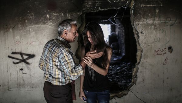 Сирийцы-христиане отец и дочь осматривают свой дом в центре Хомса