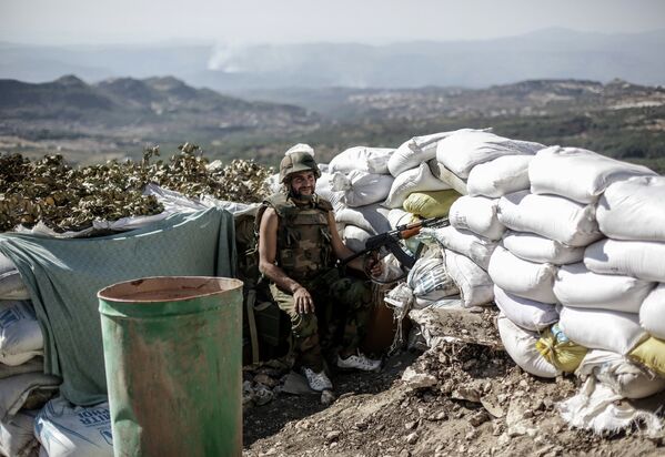 Солдат правительственных войск во время боевых действий неподалеку от турецкой границы