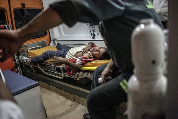 Раненый во время беспорядков в Каире в машине скорой помощи