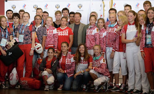 Президент Олимпийского комитета России, член Международного олимпийского комитета Александр Жуков (в центре) со спортсменами