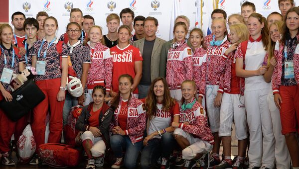 Президент Олимпийского комитета России, член Международного олимпийского комитета Александр Жуков (в центре) со спортсменами