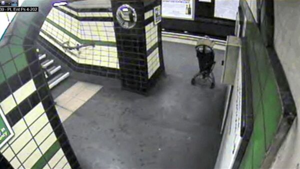 Ребенок в коляске упал на рельсы метро в Лондоне. Запись камер наблюдения