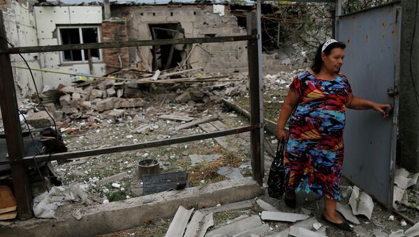 Местная жительница у жилого дома в Донецке, разрушенного при артиллерийском обстреле города украинской армией. Архивное фото