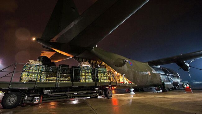 Погрузка гуманитарной помощи на самолет британских ВВС для Ирака. Архивное фото