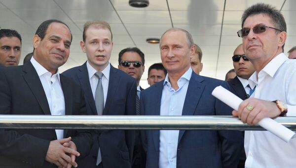 Президент России Владимир Путин (второй справа) и президент Египта Абдель Фаттах ас-Cиси (слева)