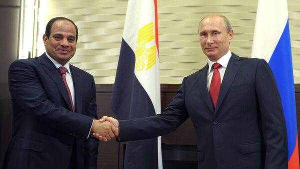 Президент России Владимир Путин (справа) и президент Египта Абдель Фаттах ас-Cиси, архивное фото