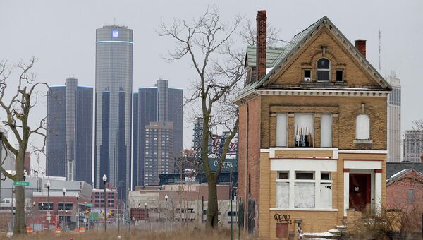Штаб-квартира General Motors в Детройте и заброшенное жилое здание города