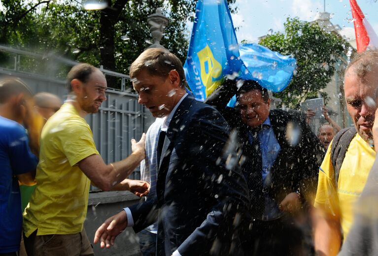 Участники митинга обливают депутатов водой у здания Верховной Рады