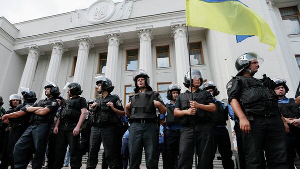 Сотрудники милиции во время митинга у Верховной Рады Украины. Архивное фото.