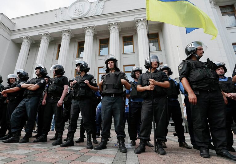 Сотрудники милиции во время митинга у Верховной Рады Украины