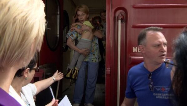 Приехавших в Москву украинских больных детей выносили из поезда на руках