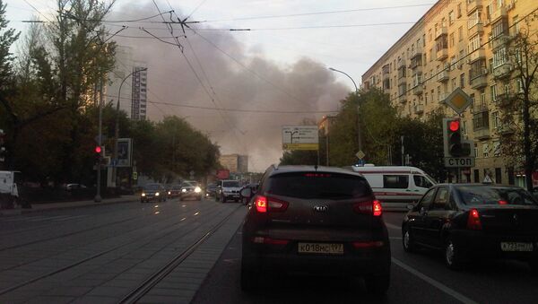 Двухэтажное здание горит на территории завода Серп и молот в Москве