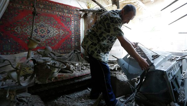 Житель Донецка в своем дома после обстрела